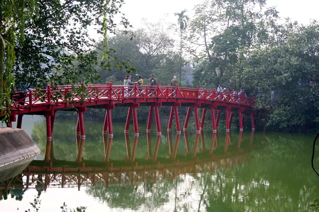 Cầu Thê Húc, hồ Hoàn Kiếm